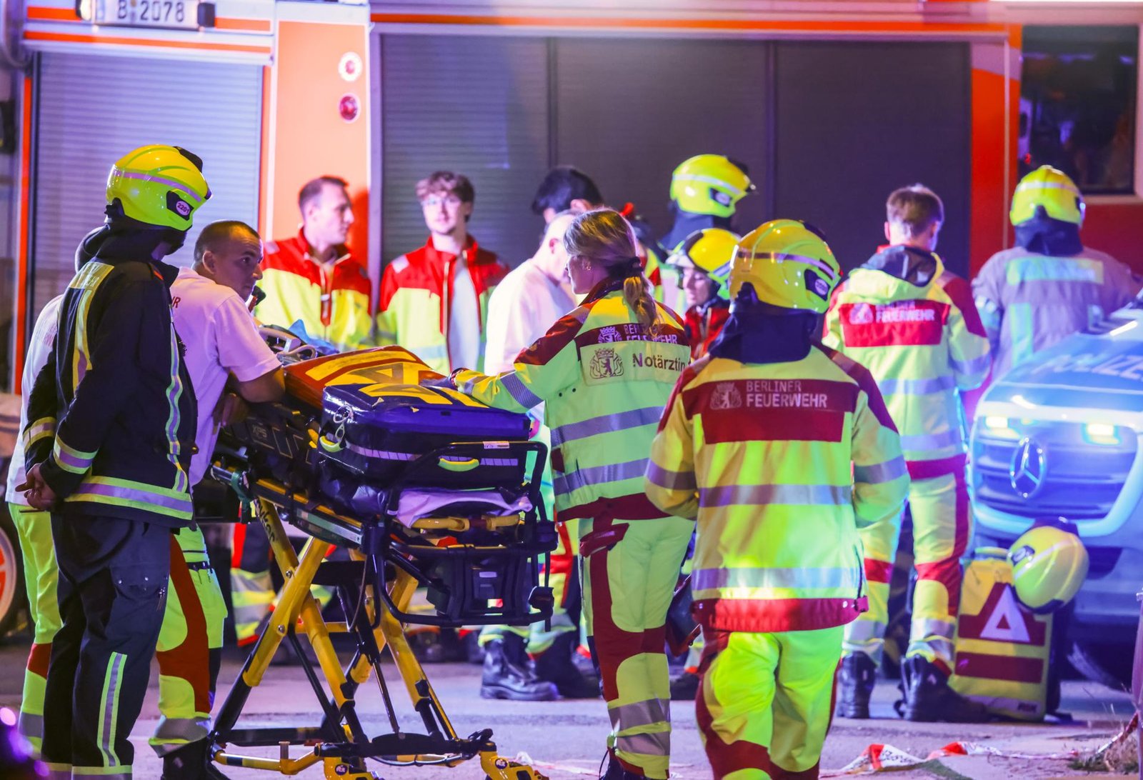 Agentes de policía y personal de seguridad trabajan cerca del lugar donde varias personas resultaron heridas durante un atropello múltiple en Berlín. (Foto: EFE/Clemens Bilan)