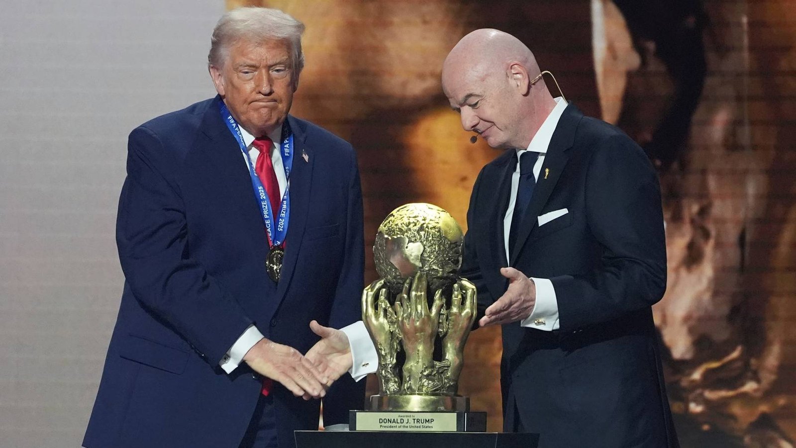 Gianni Infantino recibió una llamada de Trump por la sanción de Folarin Balogun. (AP Foto/Evan Vucci)