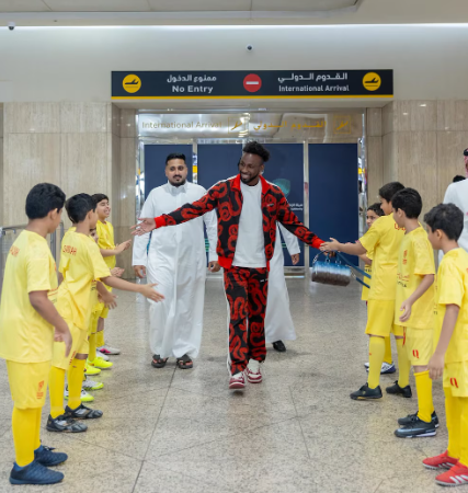 Julián Quiñones regresa a Arabia Saudita con recibimiento de estrella tras brillar en el Mundial 2026