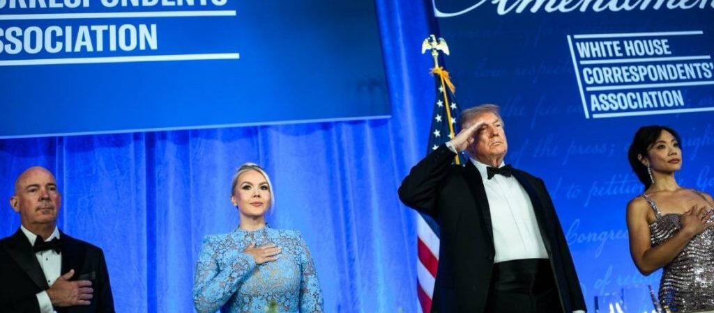 Tres meses después del atentado, Trump reaparece en la Cena de Corresponsales; vuelve a bromear con un tercer mandato Tres meses después del atentado, Trump reaparece en la Cena de Corresponsales; vuelve a bromear con un tercer mandato