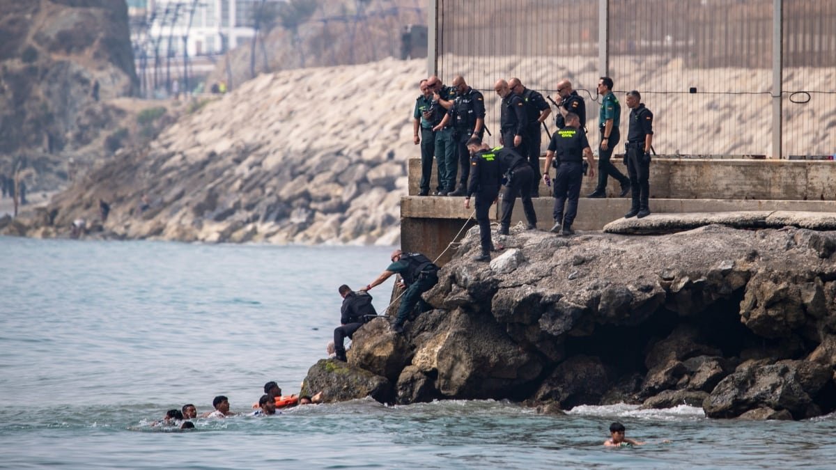 El anuncio se produce después de que las autoridades locales de Ceuta pidieran al gobierno central en Madrid refuerzos para gestionar una crisis fronteriza