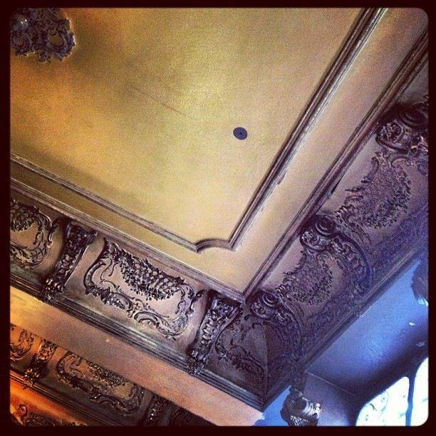 Según cuentan en el lugar, este es el balazo que Pancho Villa dejó en el techo de Ópera Bar. (Foto: Facebook / Ópera Bar).