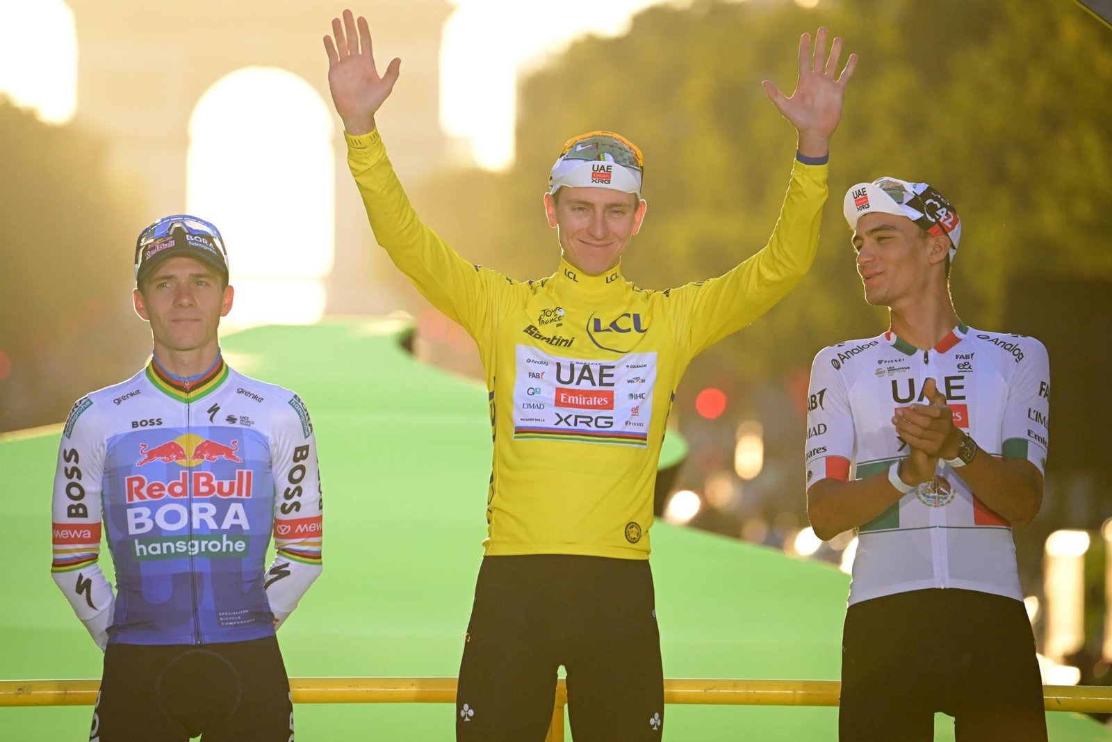 Isaac del Toro subió al podio tras terminar tercero en el Tour de Francia 2026. (Foto: EFE)