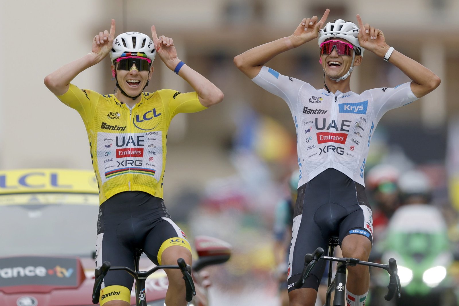 Isaac del Toro celebró su triunfo tras cruzar la meta de la Etapa 20 del Tour de Francia. (Foto: EFE)