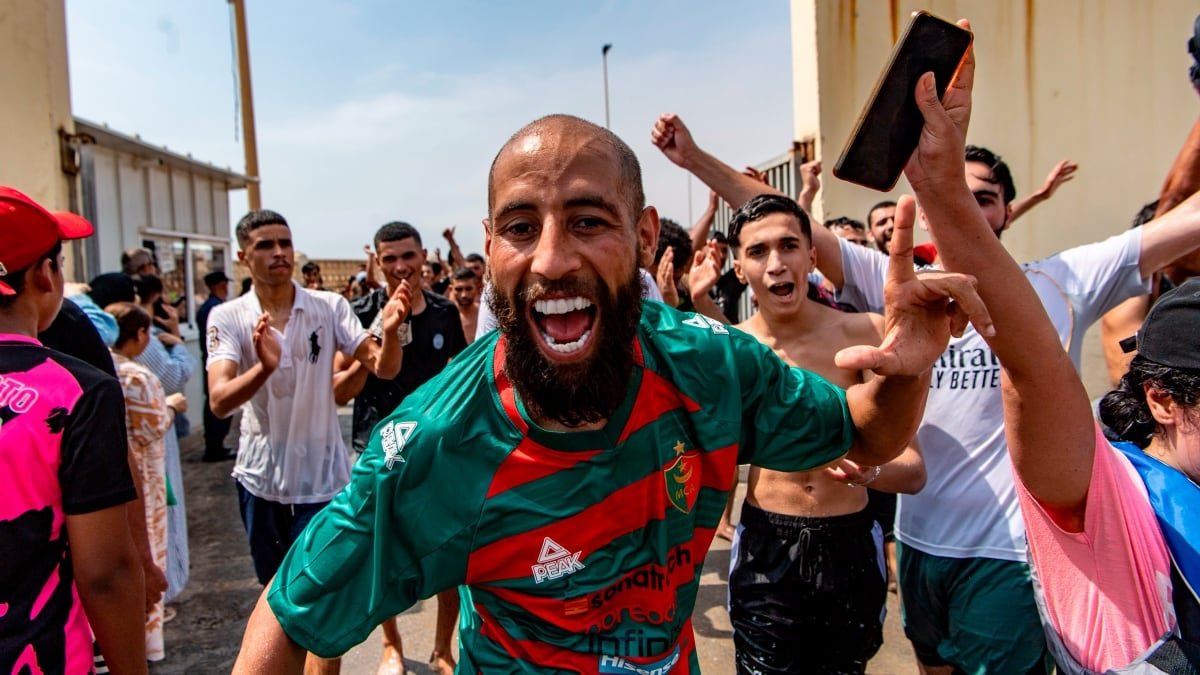 Las escenas de personas que cruzaban en masa la frontera recuerdan la crisis fronteriza de mayo de 2021. (Foto: AP)