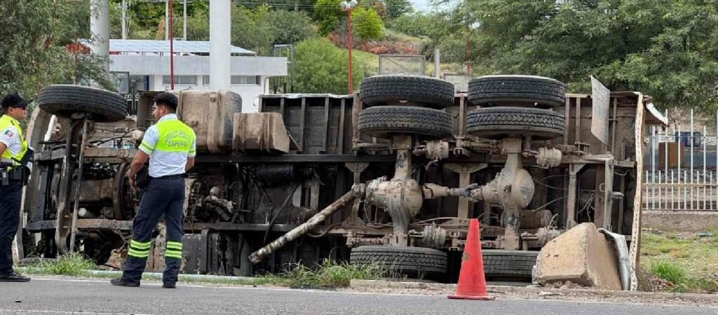 Dompe con grava vuelca tras perder el control en la salida norte de Hermosillo