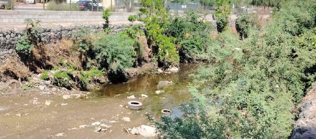 Rescatan a adulto mayor tras caer a canal en Hermosillo Rescatan a adulto mayor tras caer a canal en Hermosillo