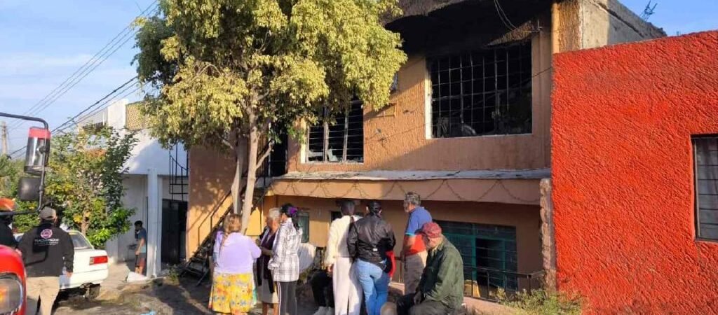 Hombre encierra a su esposa y prende fuego a su casa; Fiscalía investiga el caso Hombre encierra a su esposa y prende fuego a su casa; Fiscalía investiga el caso