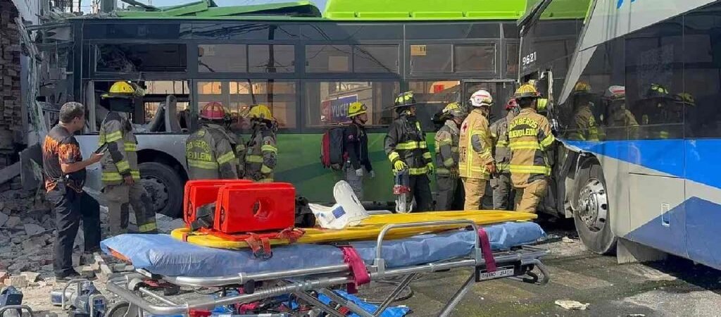Choque entre autobús y camión urbano deja ocho lesionados; tres están graves Choque entre autobús y camión urbano deja ocho lesionados; tres están graves