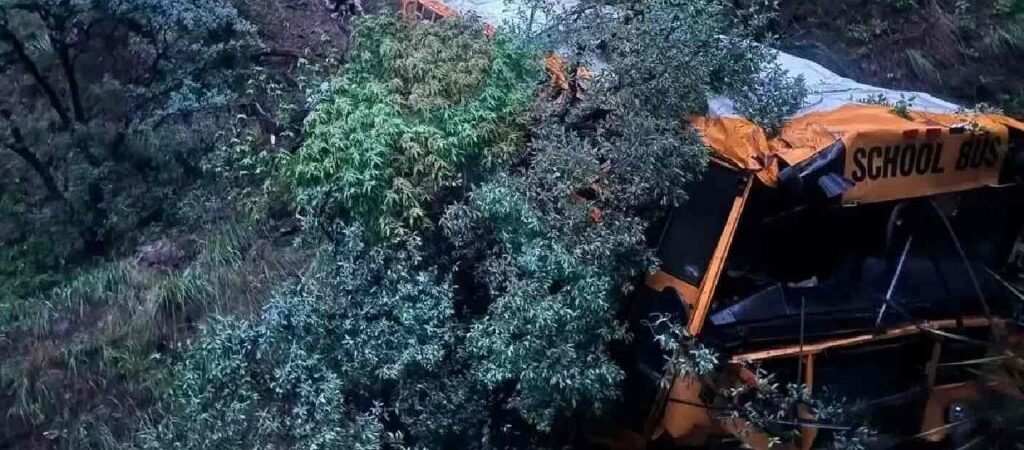 Autobús escolar menonita cae a barranco en Chihuahua; una joven muere y hay 25 heridos Autobús escolar menonita cae a barranco en Chihuahua; una joven muere y hay 25 heridos