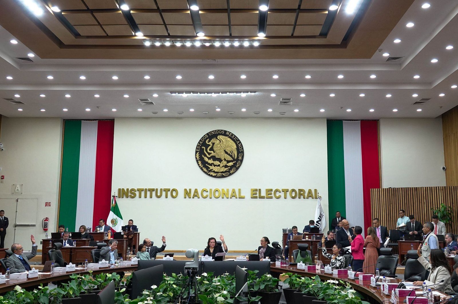 El INE busca evitar irregularidades, como boletas que no presenten dobleces, en las elecciones de 2027.