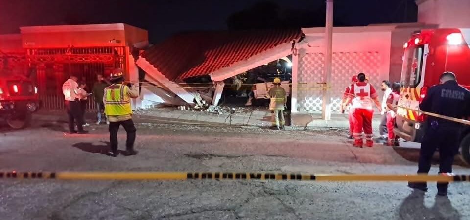 Conductor sufre crisis epiléptica y termina dentro de una vivienda en Hermosillo; cuatro vehículos resultan dañados 