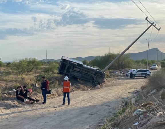 Camión repartidor vuelca tras chocar contra poste de la CFE al norte de Hermosillo; dos jóvenes resultan lesionados Camión repartidor vuelca tras chocar contra poste de la CFE al norte de Hermosillo; dos jóvenes resultan lesionados