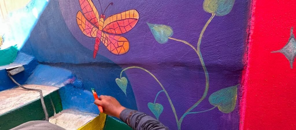 Llenan de color Cananea con la nueva “Escalera del Beso” en la colonia Correos