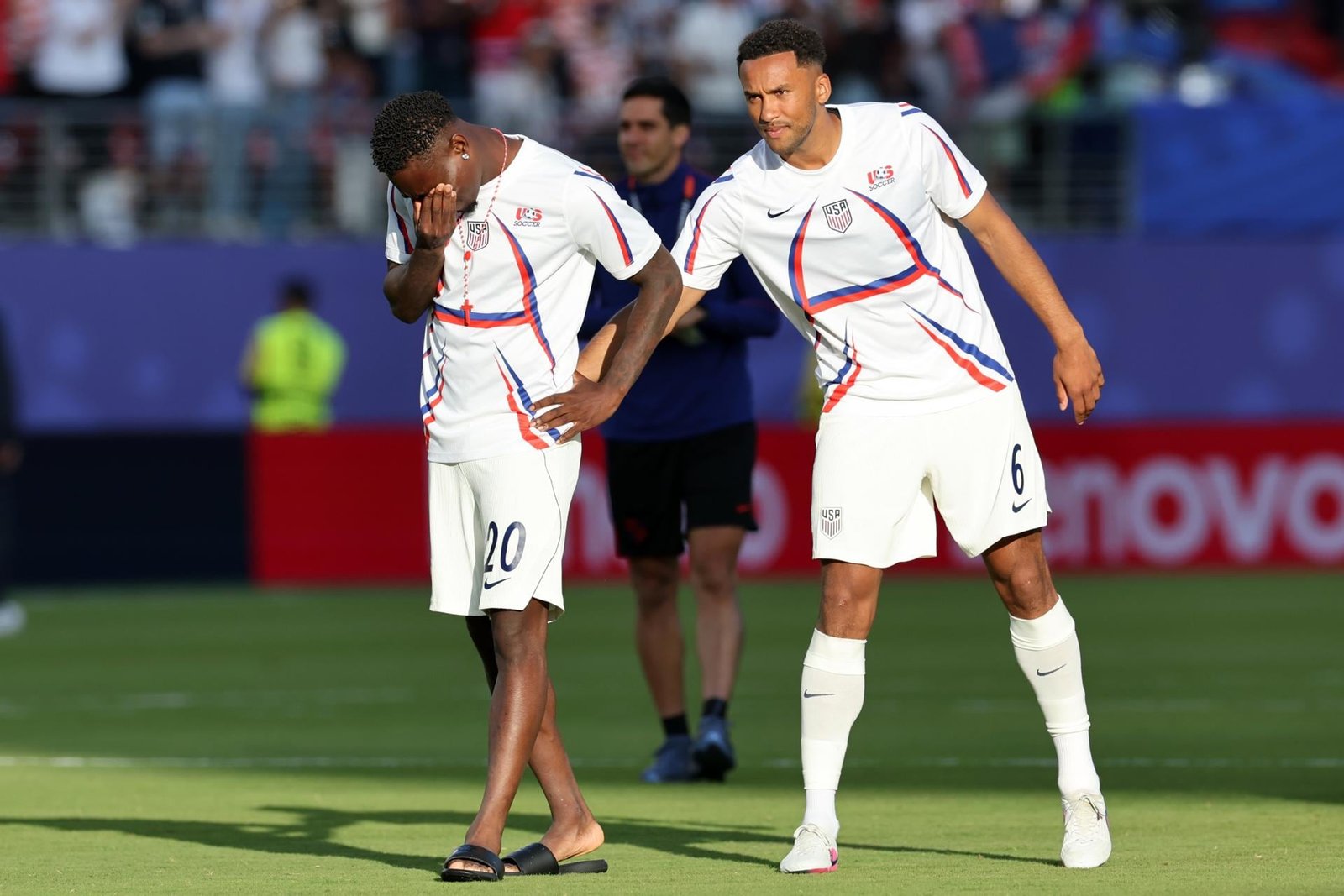 Folarin Balogun llora mientras su compañero de equipo Auston Trusty le da una palmada en la espalda tras ganar el partido de los dieciseisavos de final de la Copa del Mundo de la FIFA 2026. EFE/EPA/BENJAMIN FANJOY