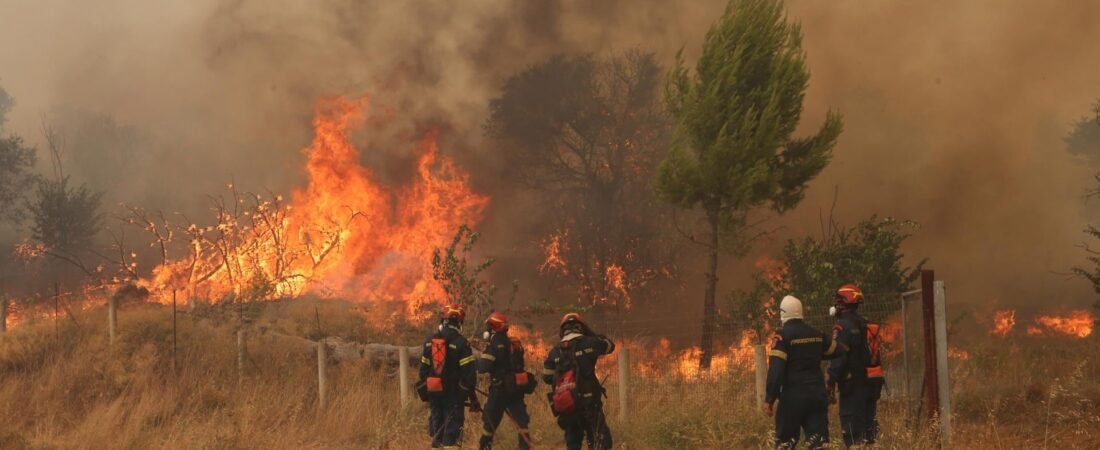 Chocan dos helicópteros que combatían incendios forestales en Grecia; mueren los pilotos