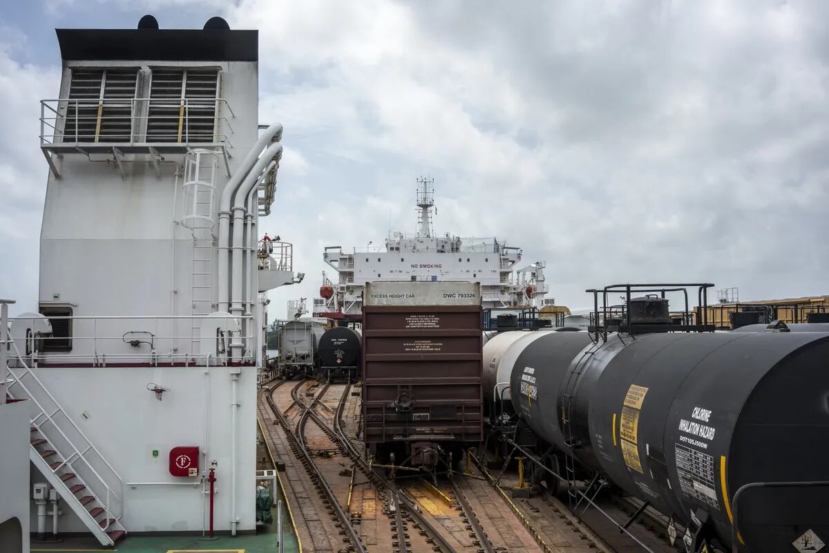Vagones cisterna para el transporte de carga química regulada en el puerto de Coatzacoalcos, en Coatzacoalcos.