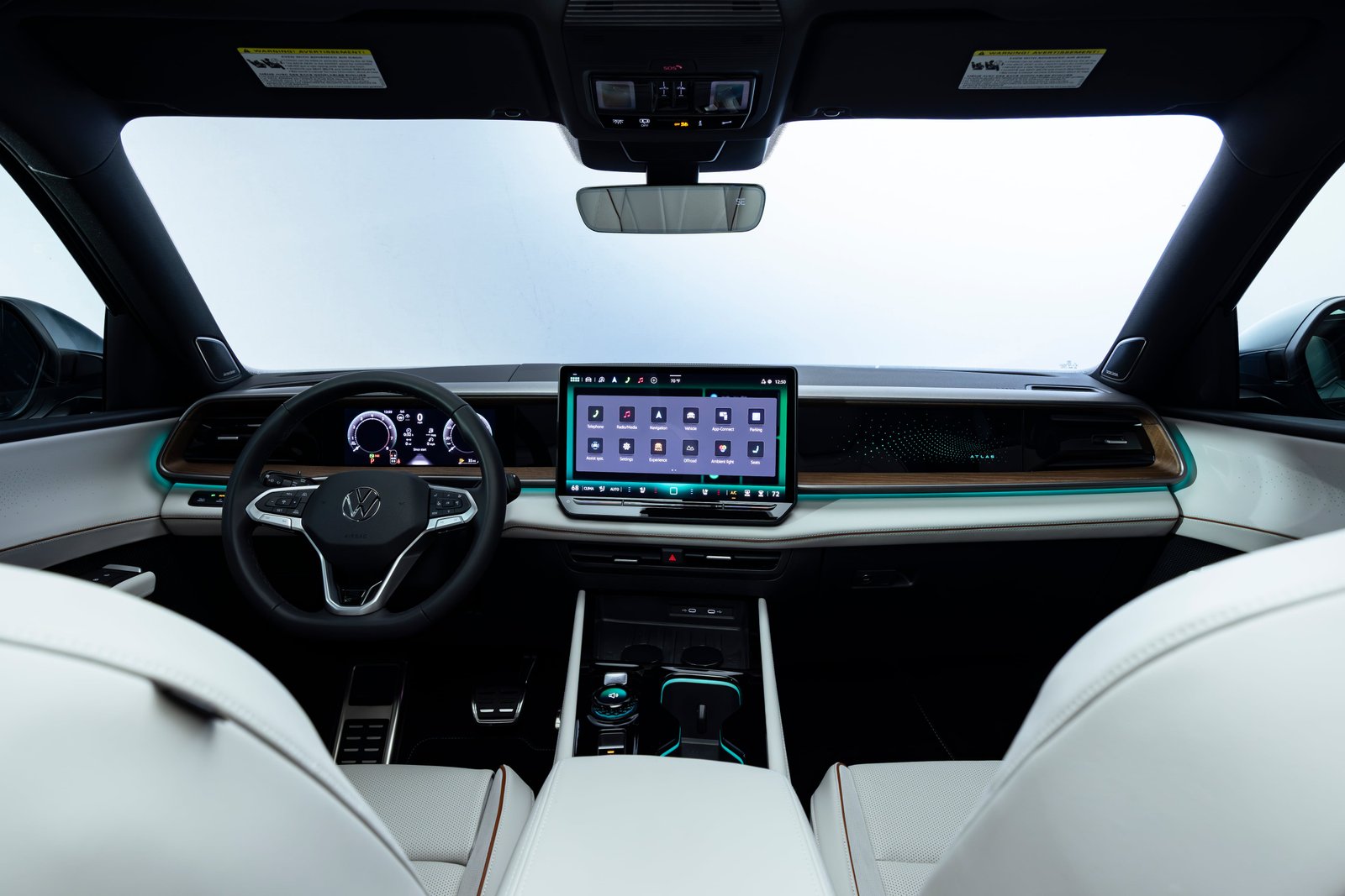 La pantalla central es enorme; se extrañan más botones físicos para clima y volumen. Foto: Volkswagen