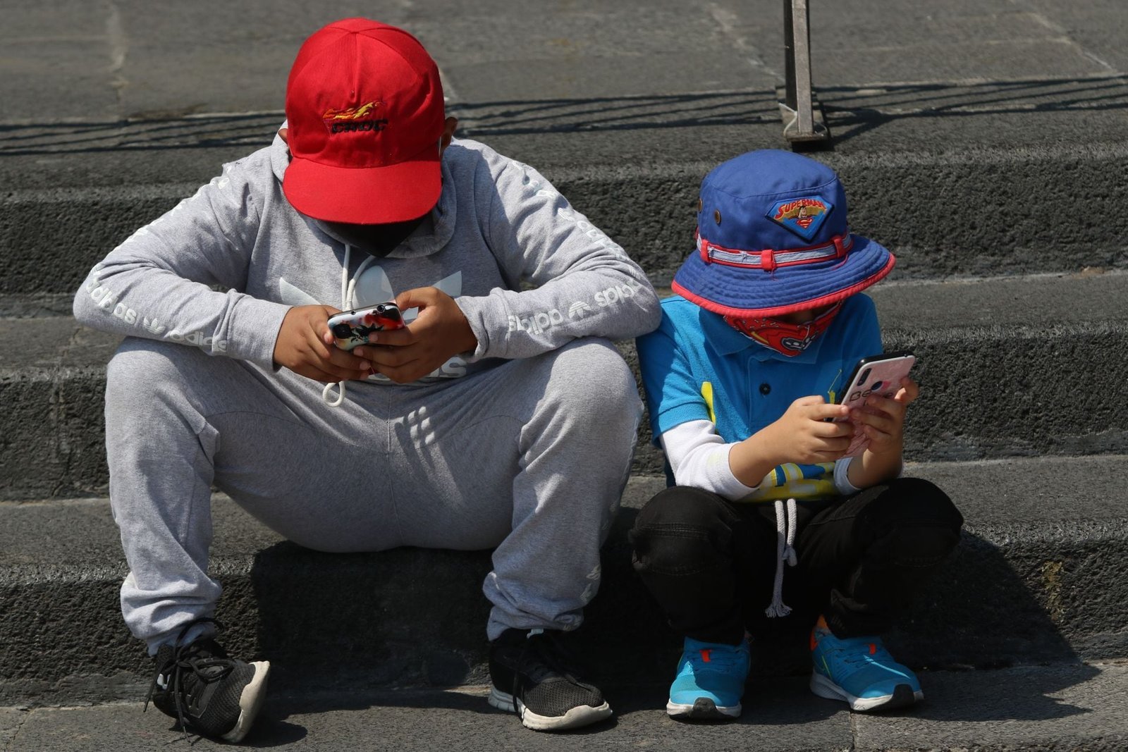 ¿Se deben prohibir los celulares en escuelas de México? Esto dicen los expertos sobre regular su uso
