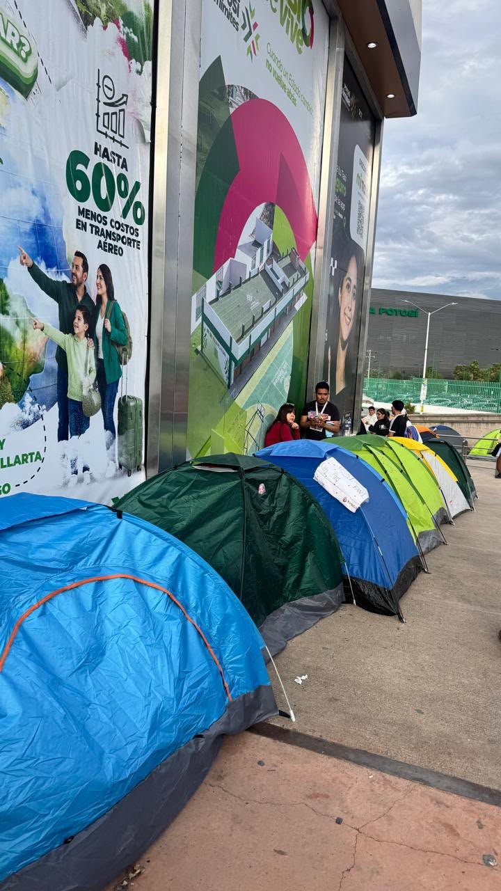 Fans de Katy Perry ya hacen fila para poder tener un lugar cerca del escenario para su concierto en SLP. (Foto: Especial)