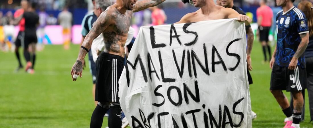 Video revela cómo llegó bandera de las Malvinas a jugadores argentinos tras ganar a Inglaterra en el Mundial Video revela cómo llegó bandera de las Malvinas a jugadores argentinos tras ganar a Inglaterra en el Mundial