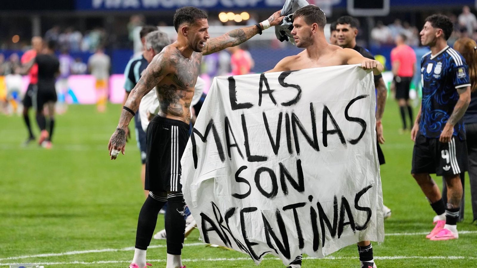 El argentino Giovani Lo Celso sostuvo una pancarta con la frase