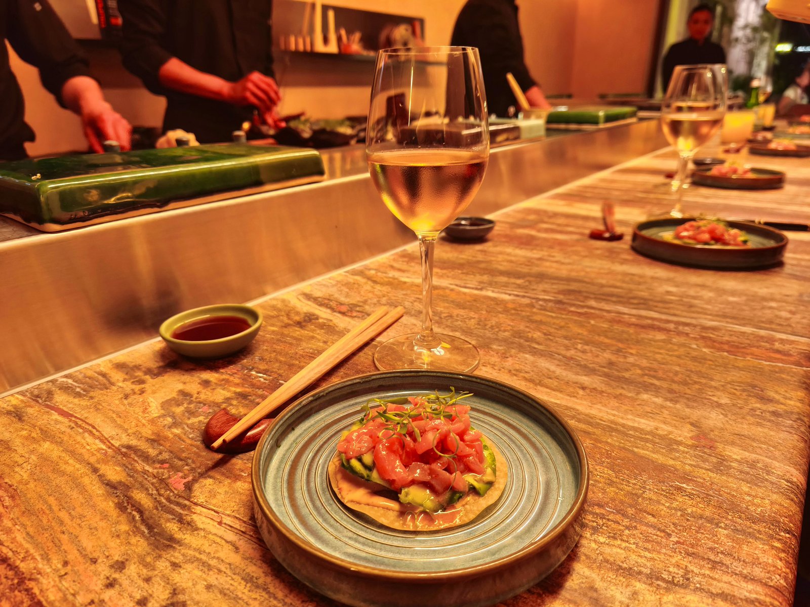 La barra y los detalles del interiorismo de OTTO crean un ambiente íntimo que acompaña el recorrido por su propuesta de cocina japonesa. (Foto: Nayeli Reyes Castro).