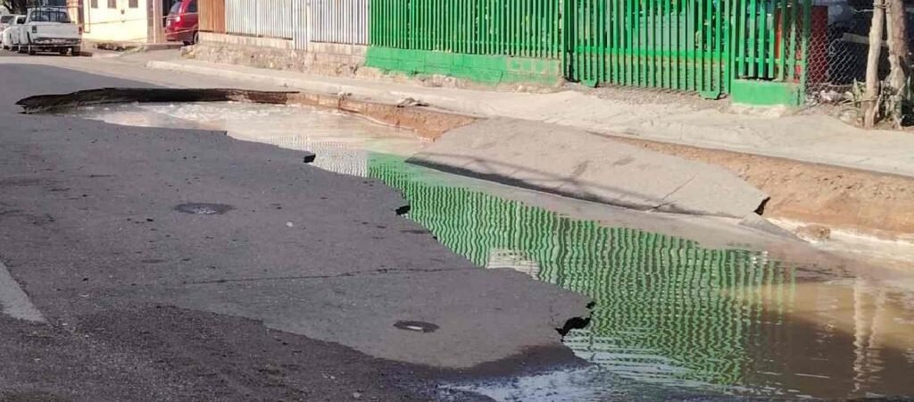Megasocavón por colapso de drenaje cierra calle en el poniente de Hermosillo; autoridades piden evitar la zona Megasocavón por colapso de drenaje cierra calle en el poniente de Hermosillo; autoridades piden evitar la zona