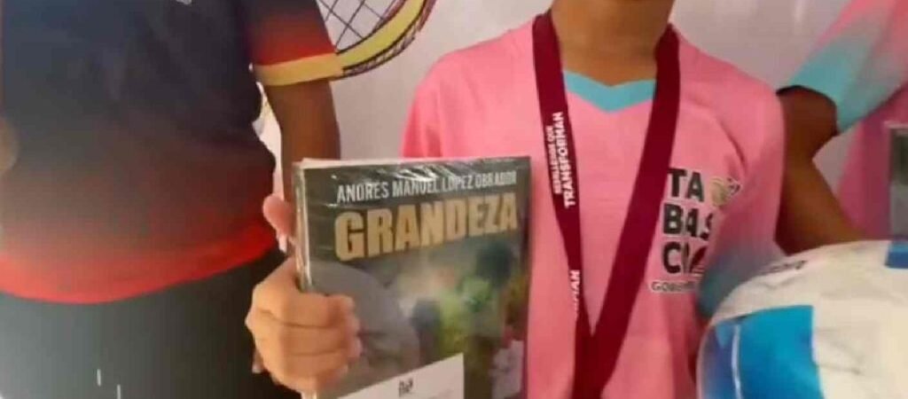 Gobierno de Tabasco entrega libros de AMLO a niños campeones de futbol; regalo genera críticas en redes Gobierno de Tabasco entrega libros de AMLO a niños campeones de futbol; regalo genera críticas en redes