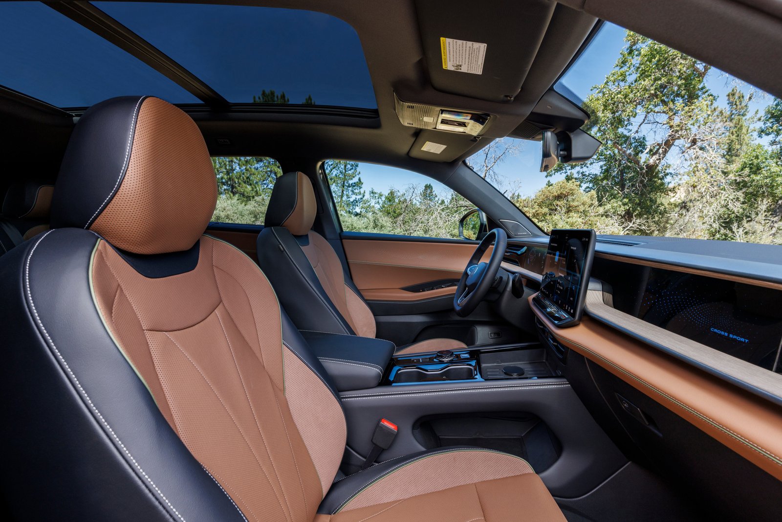Volkswagen Atlas Cross Sport 2027- Asiento- Asientos delanteros con tapicería de alta calidad en tonos negro y marrón.