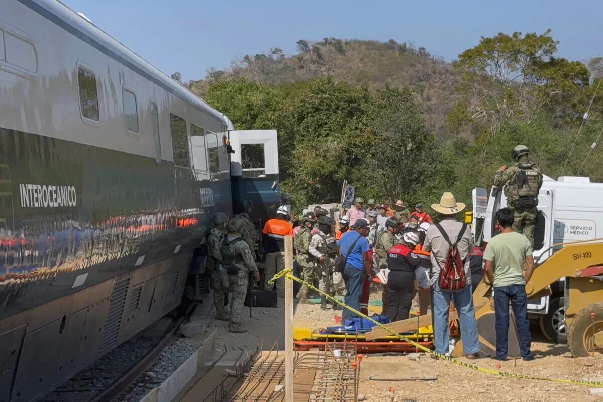Miembros de la Marina y de Protección Civil rescatan a pasajeros del tren Interoceánico que descarriló en Nizanda, el 28 de diciembre de 2025.