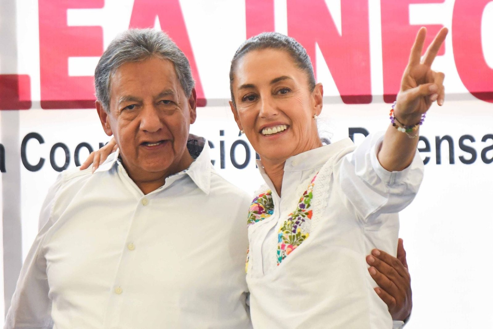 Higinio Martínez junto a Claudia Sheinbaum durante una asamblea informativa realizada en el Deportivo de Santa Cruz Acatlán.