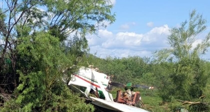 Avioneta se desploma al sur de Hermosillo tras despegar rumbo a Culiacán; hay tres personas lesionadas Avioneta se desploma al sur de Hermosillo tras despegar rumbo a Culiacán; hay tres personas lesionadas
