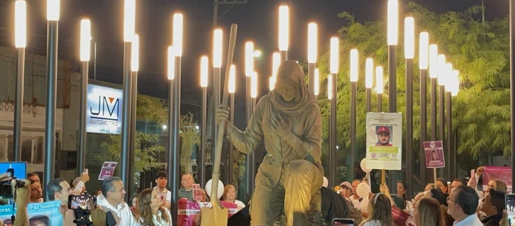 Develan monumento e inauguran plaza en honor a las buscadoras en Hermosillo Develan monumento e inauguran plaza en honor a las buscadoras en Hermosillo