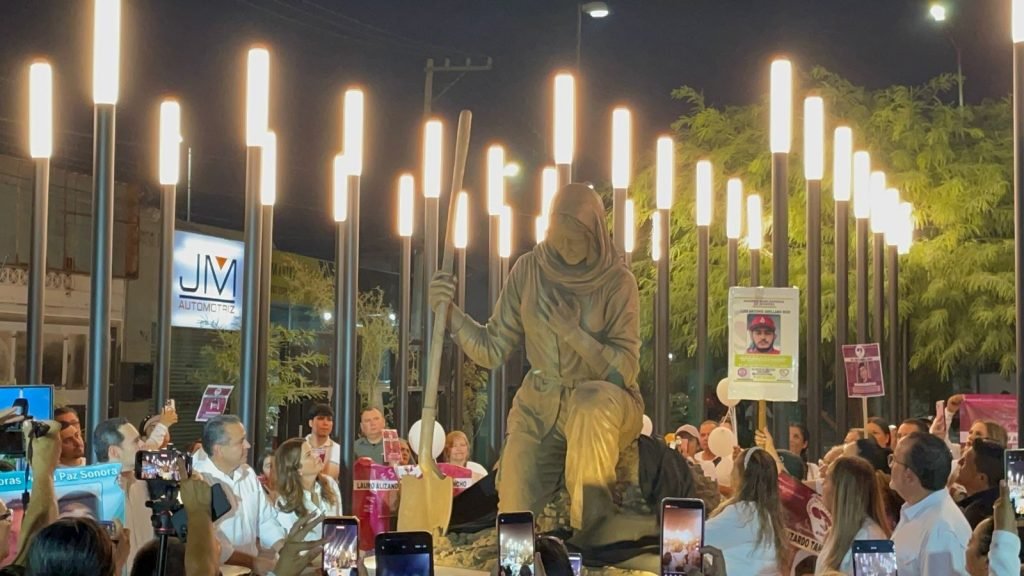Develan monumento e inauguran plaza en honor a las buscadoras en Hermosillo Develan monumento e inauguran plaza en honor a las buscadoras en Hermosillo