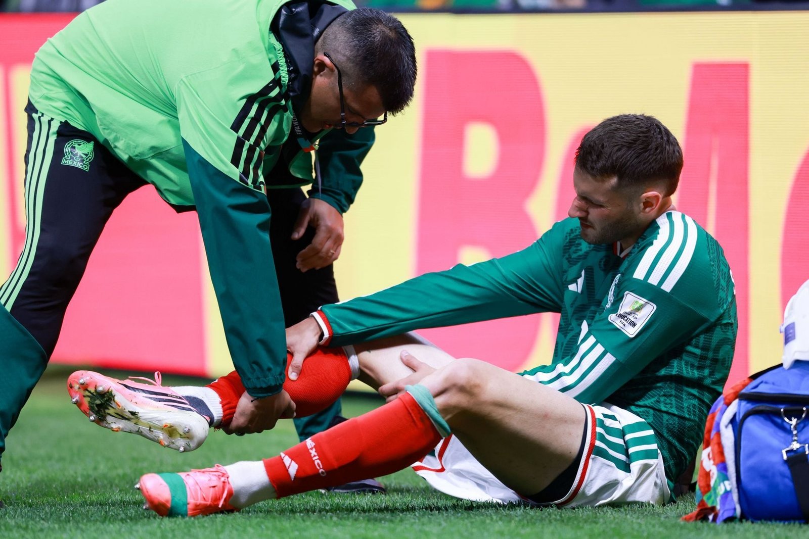 Santiago Giménez se lesionó en el partido de fútbol entre las selecciones de México vs Inglaterra correspondiente a la fase de 8vos de final de la Copa Mundial de la FIFA 2026, en el Estadio Ciudad de México. FOTO: EDGAR NEGRETE LIRA/CUARTOSCURO.COM