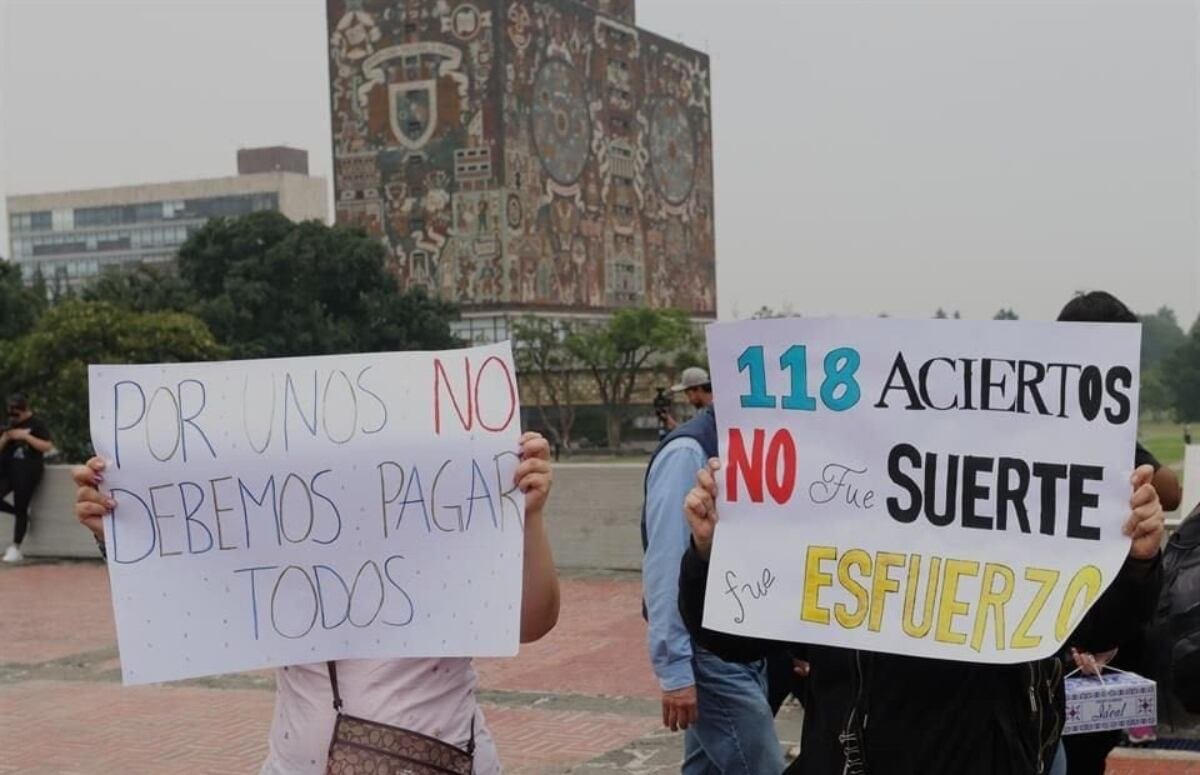 Aspirantes de la UNAM se han manifestado en contra de la suspensión de inscripciones a licenciatura debido a irregularidades en el examen de ingreso 2026.