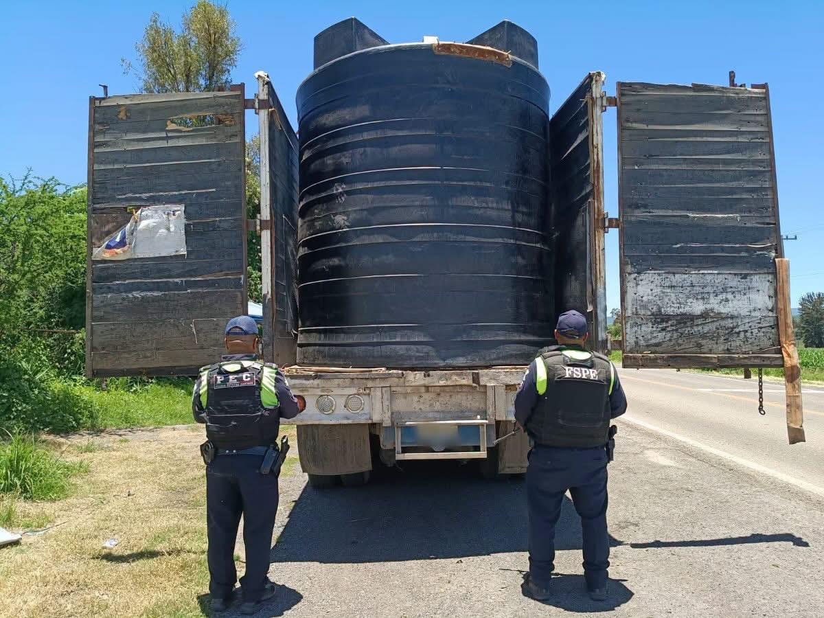 Un túnel de unos 50 metros fue descubierto en Villagrán, Guanajuato, conectado a un ducto de Pemex mediante dos mangueras de alta presión. (FGE Guanajuato).