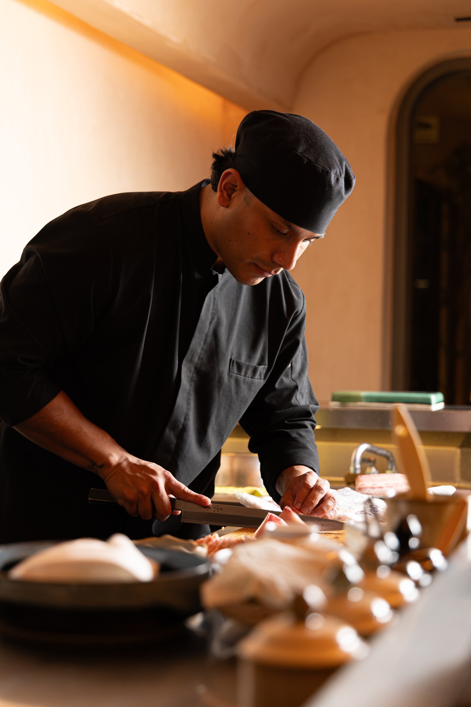 El joven equipo de OTTO lleva a la barra su propia interpretación de la cocina japonesa, entre técnicas tradicionales, precisión y creatividad. (Foto: Cortesía OTTO).