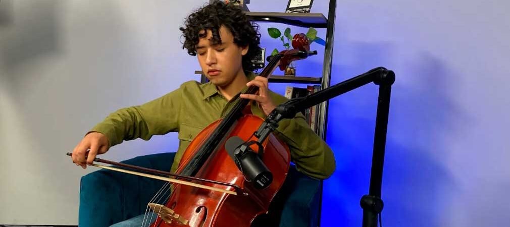 Desde la frontera de Sonora, Axel Durán toca el violonchelo para compartir su música y construir su futuro como ingeniero Desde la frontera de Sonora, Axel Durán toca el violonchelo para compartir su música y construir su futuro como ingeniero
