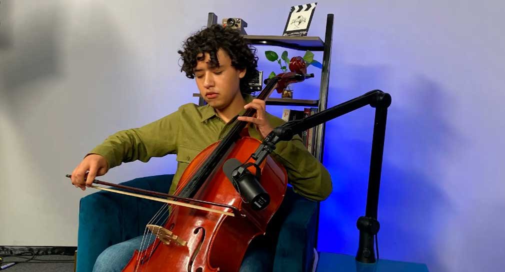 Desde la frontera de Sonora, Axel Durán toca el violonchelo para compartir su música y construir su futuro como ingeniero Desde la frontera de Sonora, Axel Durán toca el violonchelo para compartir su música y construir su futuro como ingeniero