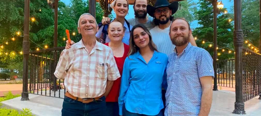 Familia Villegas crea Tierra Viva, proyecto que rescata abejas y promueve vida sustentable en Hermosillo Familia Villegas crea Tierra Viva, proyecto que rescata abejas y promueve vida sustentable en Hermosillo