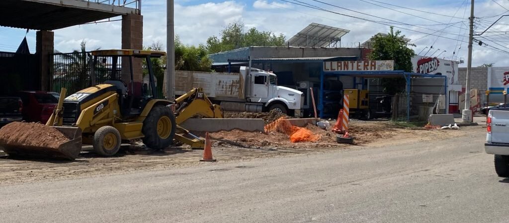 Pese a trabajos de AguaH, siguen afectaciones por socavón y fugas en colonia Sahuaro de Hermosillo, denuncian vecinos Pese a trabajos de AguaH, siguen afectaciones por socavón y fugas en colonia Sahuaro de Hermosillo, denuncian vecinos