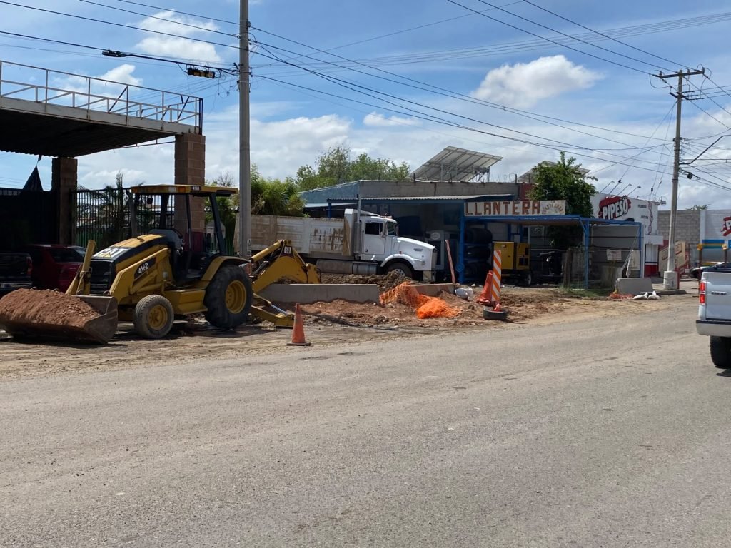 Pese a trabajos de AguaH, siguen afectaciones por socavón y fugas en colonia Sahuaro de Hermosillo, denuncian vecinos Pese a trabajos de AguaH, siguen afectaciones por socavón y fugas en colonia Sahuaro de Hermosillo, denuncian vecinos