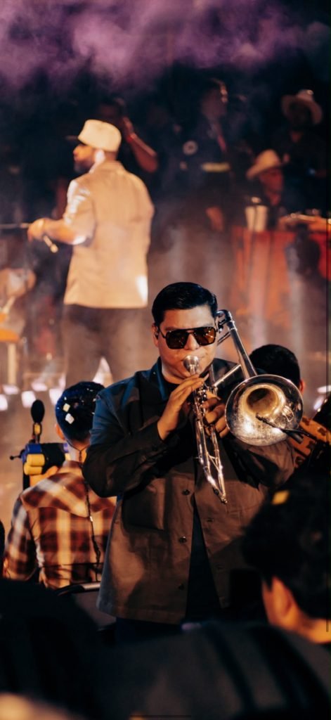 De Sonora hasta Las Vegas con Carin León, joven Abel Anguiano lleva su talento musical al escenario de The Sphere