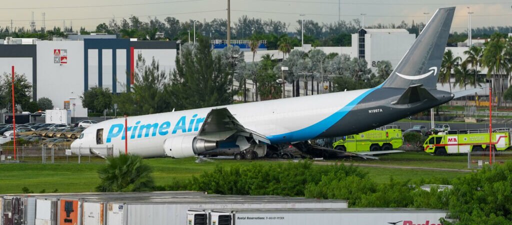 Avión de Amazon que se salió de la pista en Miami chocó contra una camioneta con siete pasajeros