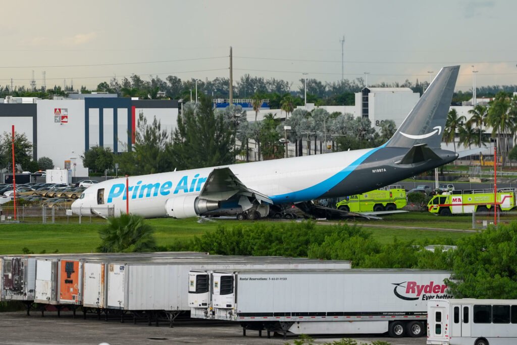 Avión de Amazon que se salió de la pista en Miami chocó contra una camioneta con siete pasajeros