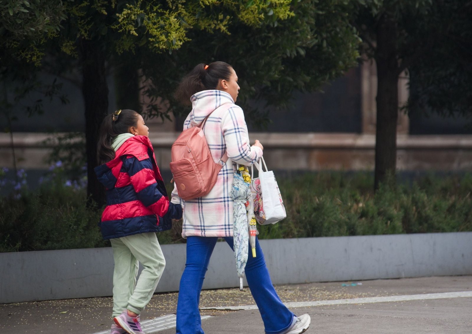 Durante la época invernal se recomienda vestirse con varias capas de ropa. (Cuartoscuro).