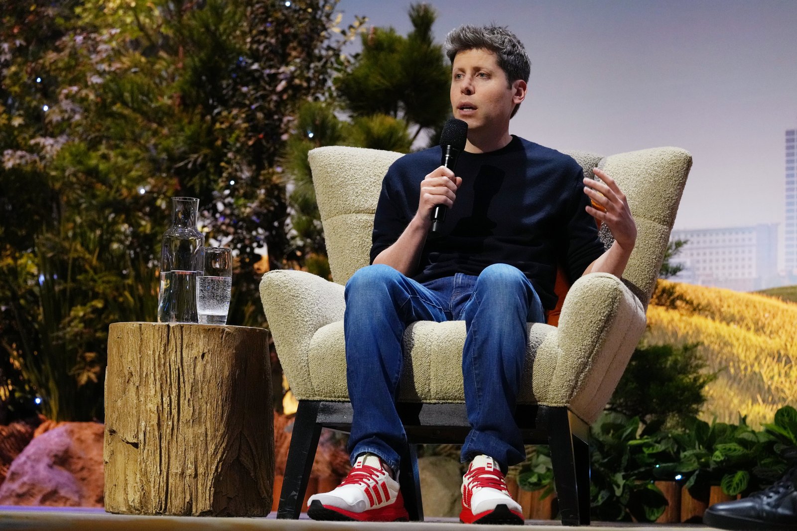 Sam Altman, de OpenAI, señala que el desarrollo de la IA debería ser más lento.