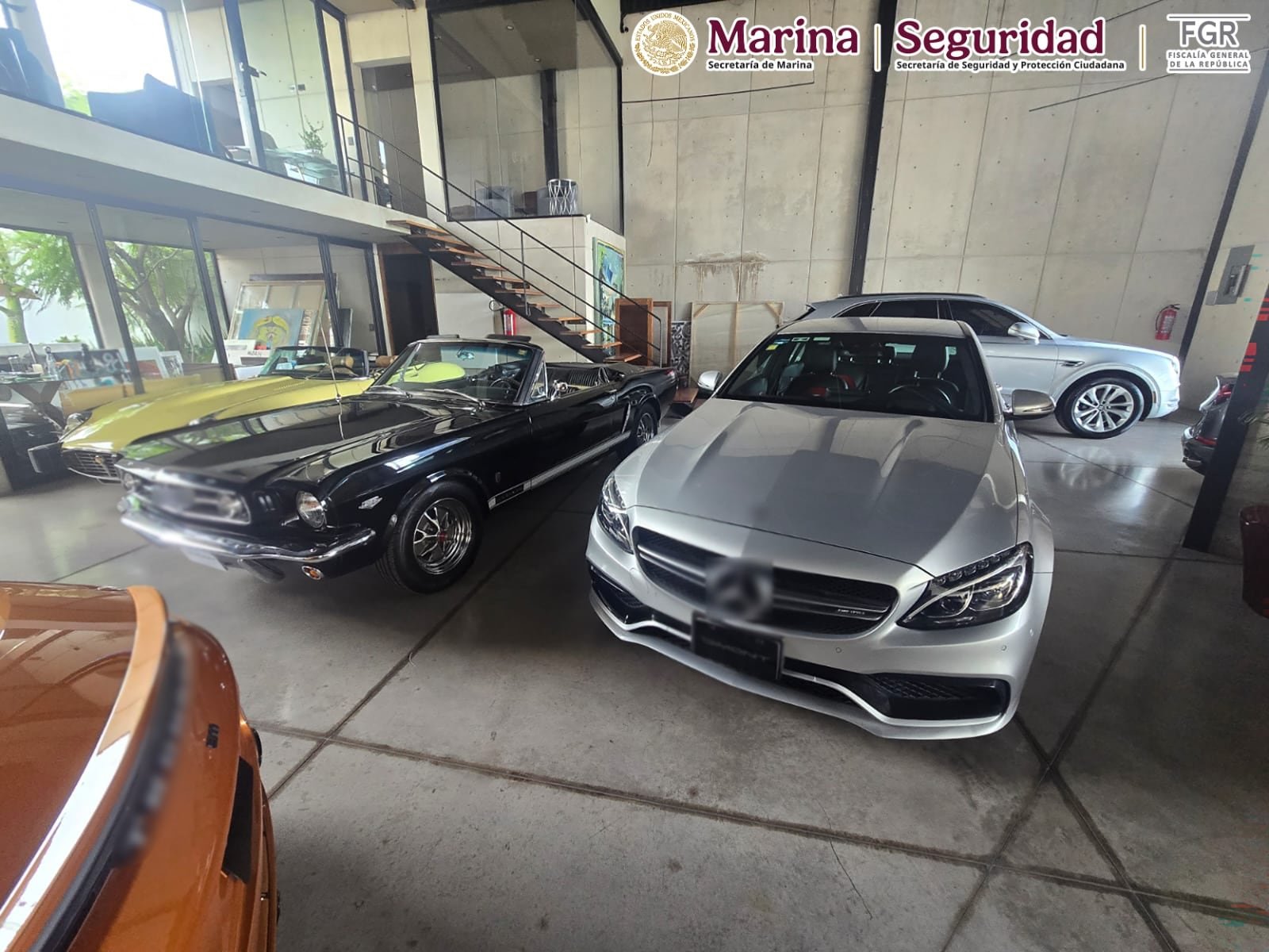 Autoridades aseguraron 39 automóviles de lujo en la agencia Dimont, ubicada sobre la Vía Atlixcáyotl, en Puebla.